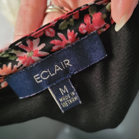 ⭐️Floral Blouse w/ Frill Accents⭐️ - Picture 5 of 5